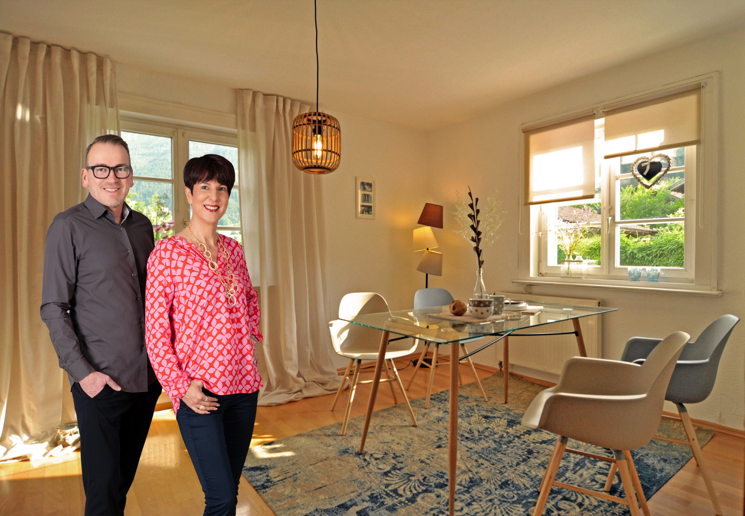 Wir, Herbert Fickert und Marion Gehrig von HomeConcept Füssen Immobilien & Homestaging stehen in einer Immobilie, welche von uns mit Homestaging optimiert wurde.